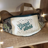 Sac Banane brodé montagnes & Good Vibes en velours côtelé vert Sapin et jacquard grosses fleurs vintage.