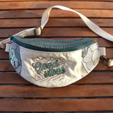 Sac Banane brodé montagnes & Good Vibes en velours côtelé vert Sapin et jacquard grosses fleurs vintage.